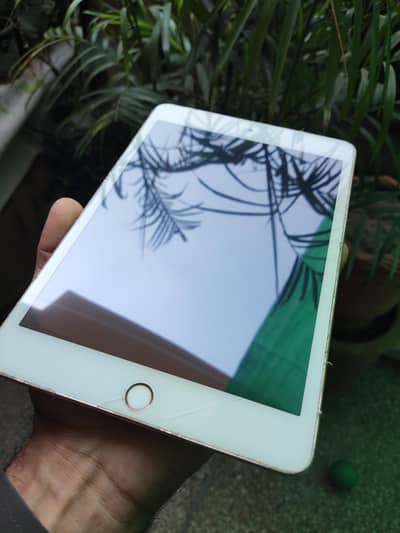 ipad Mini 5 64GB 8/10 condition with box