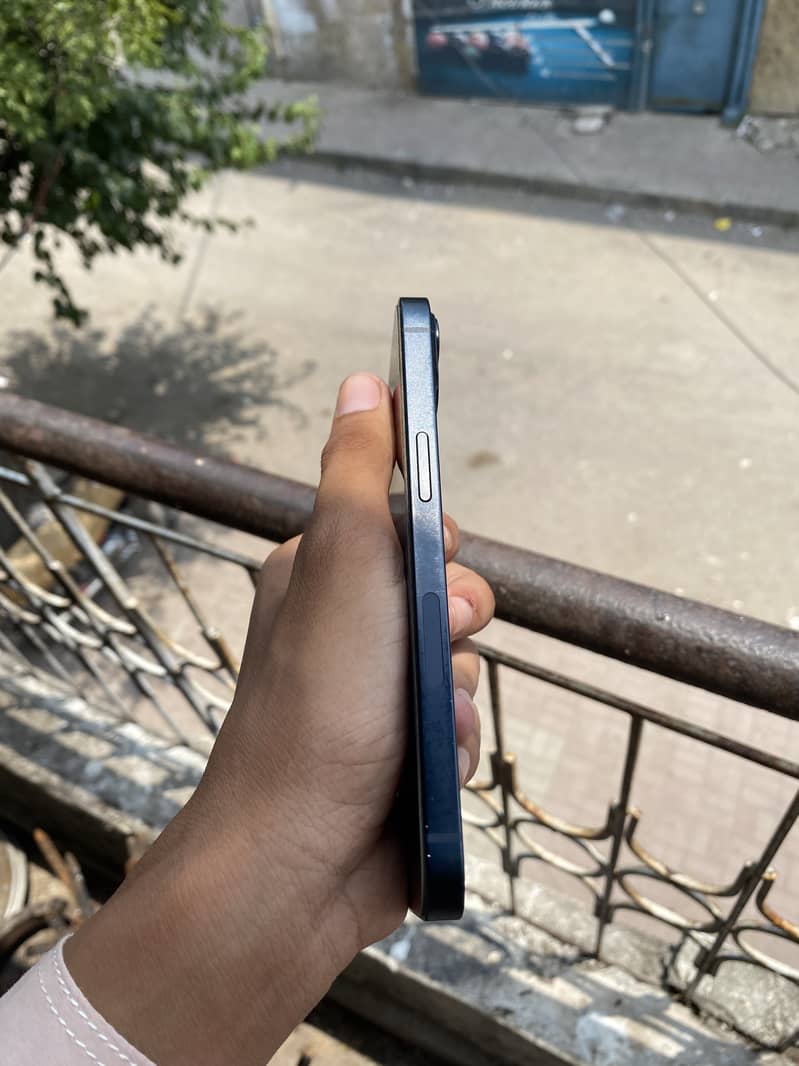 Apple iPhone 13 2