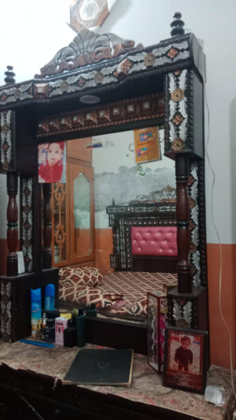 bed with Side tabels Dressing Table Devider 1