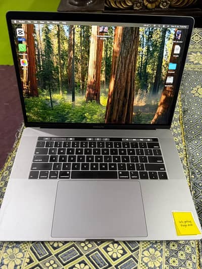 MacBook pro 2018 15.3 inche 16gb ram  512gb storage condition 10+10