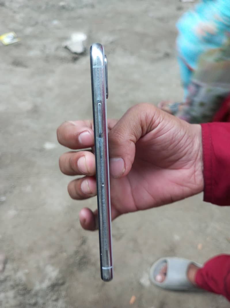 Apple iPhone X 4
