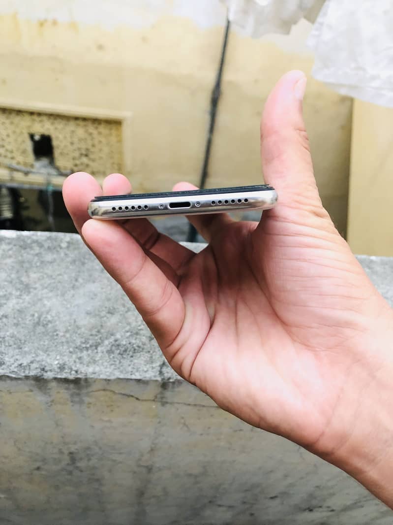 Apple iPhone X 4