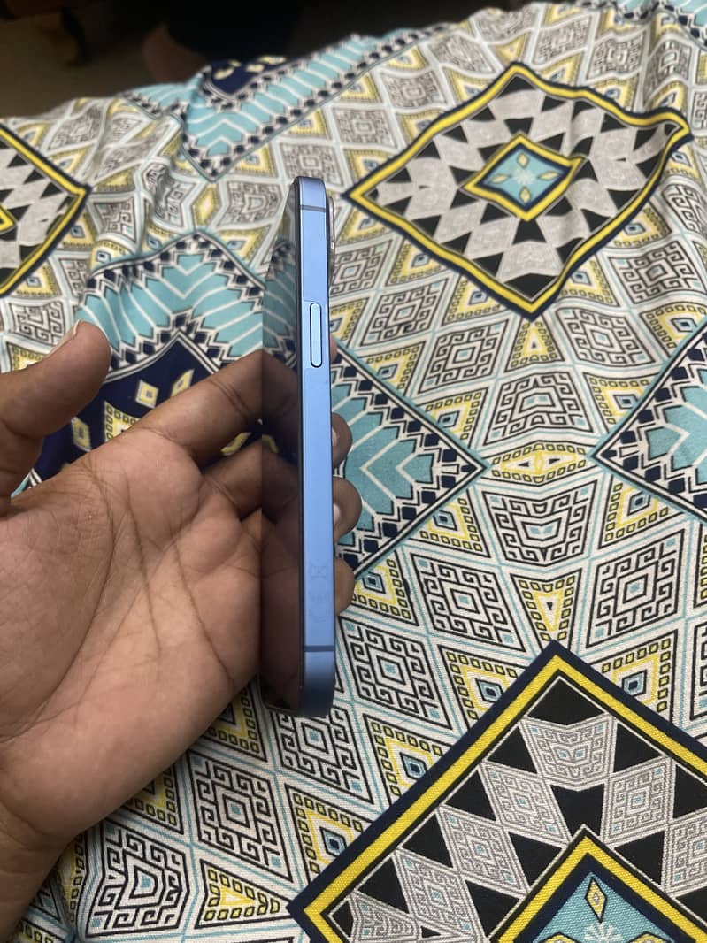 Apple iPhone 13 2