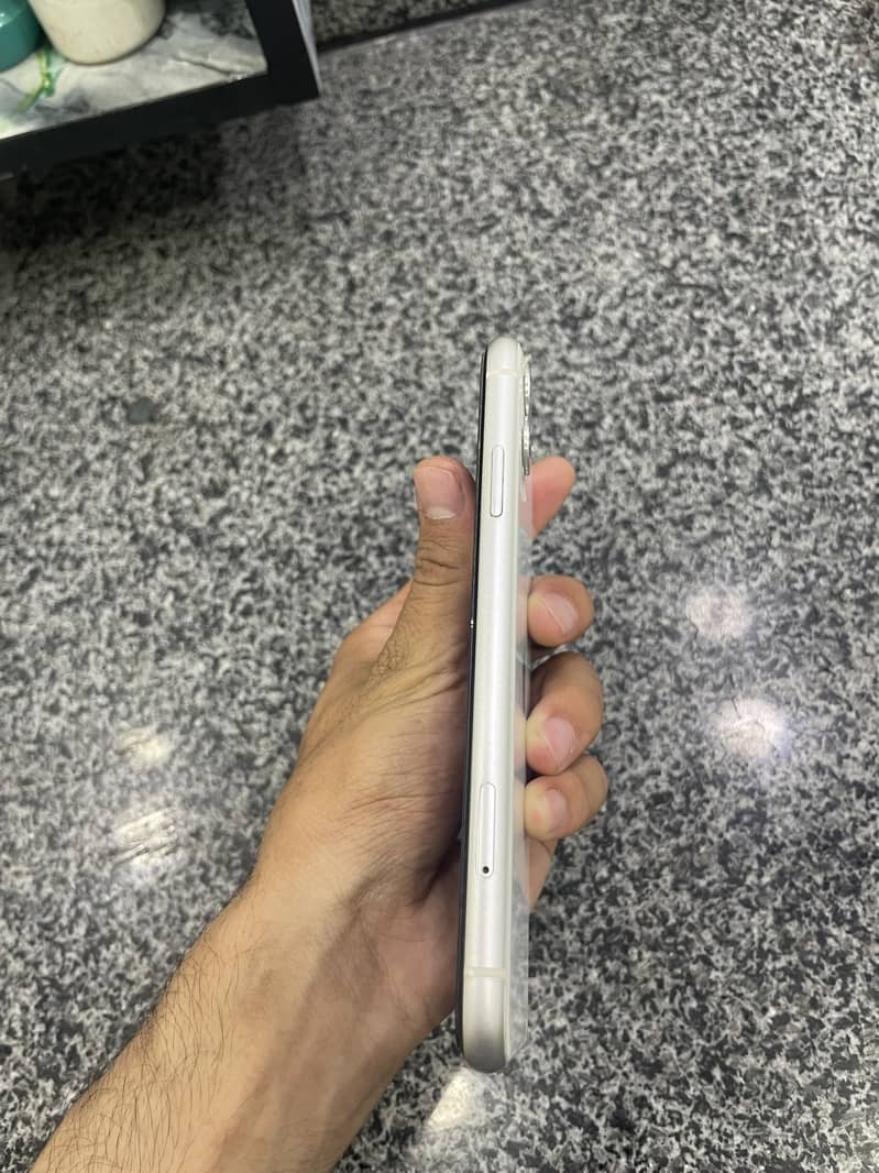 Apple iPhone 11 3