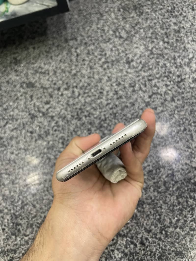 Apple iPhone 11 4