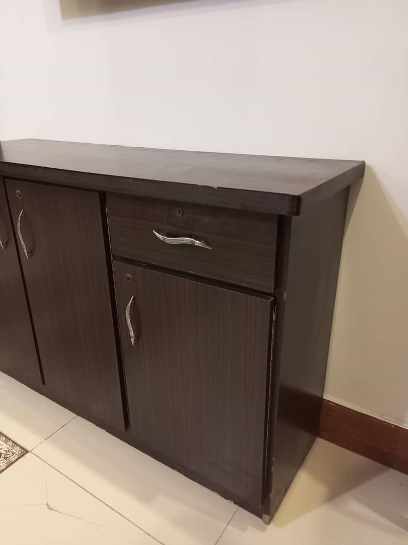 DIVIDER & DRESSING TABLE 1