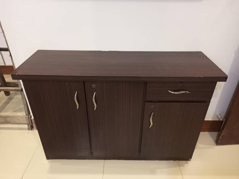 DIVIDER & DRESSING TABLE 3