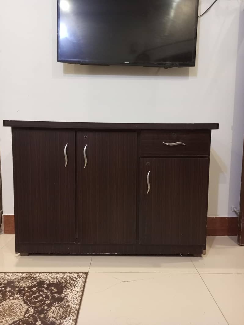 DIVIDER & DRESSING TABLE 4