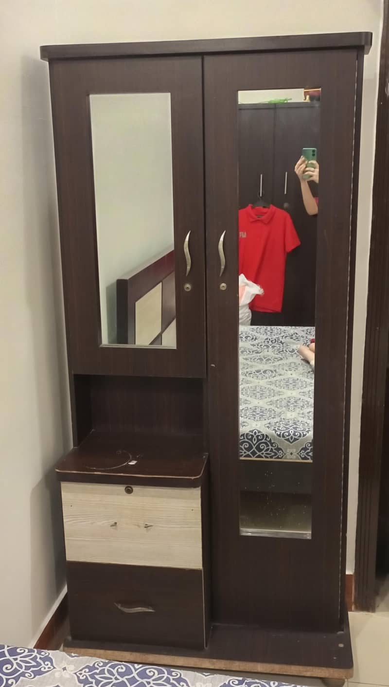 DIVIDER & DRESSING TABLE 5