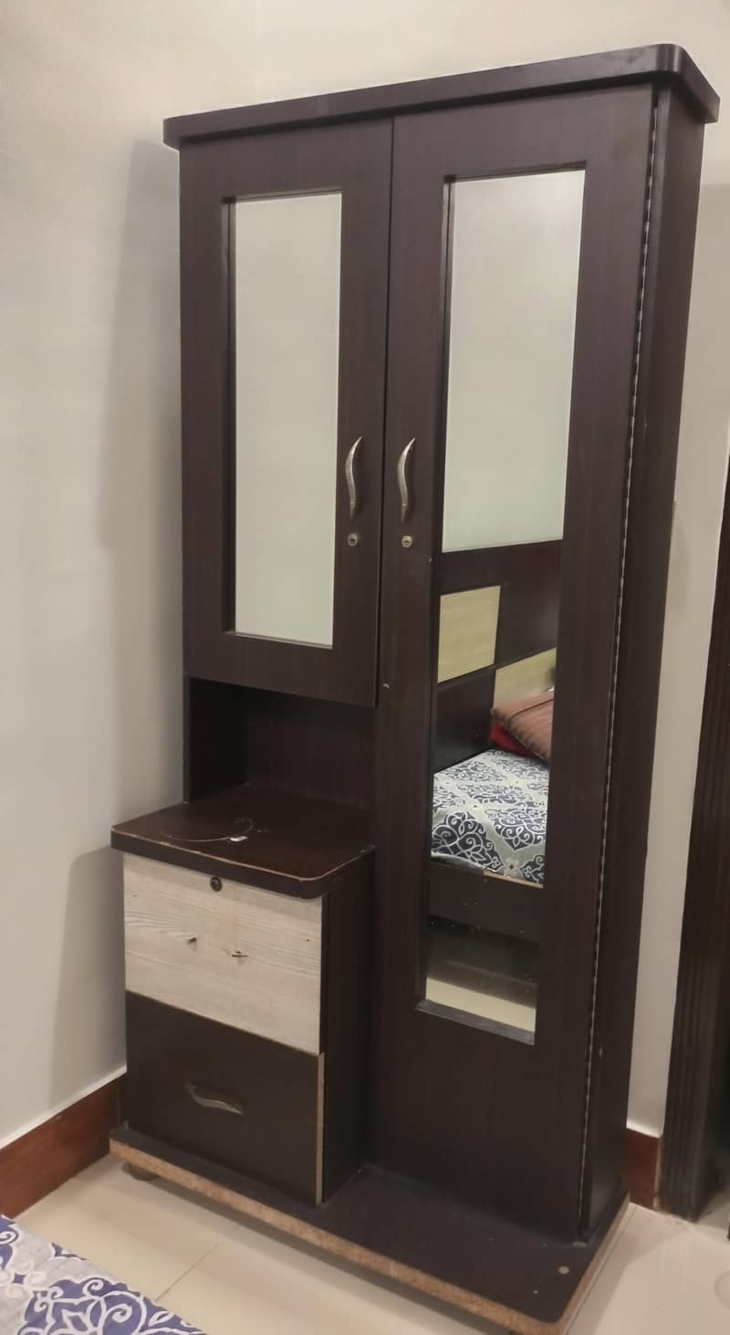DIVIDER & DRESSING TABLE 7