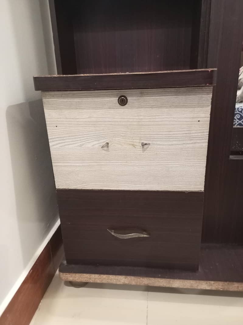 DIVIDER & DRESSING TABLE 8