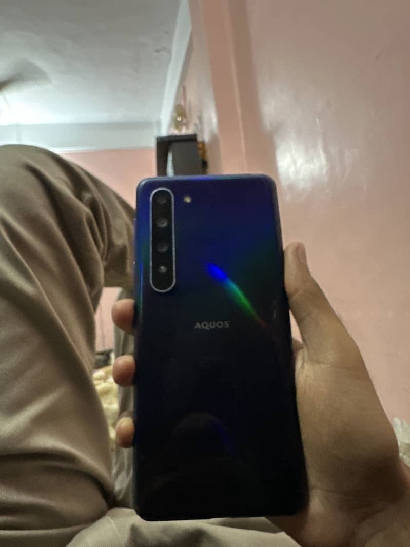 Sharp Aquos R5G 1