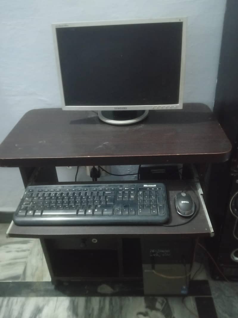 computer with table with speaker 0
