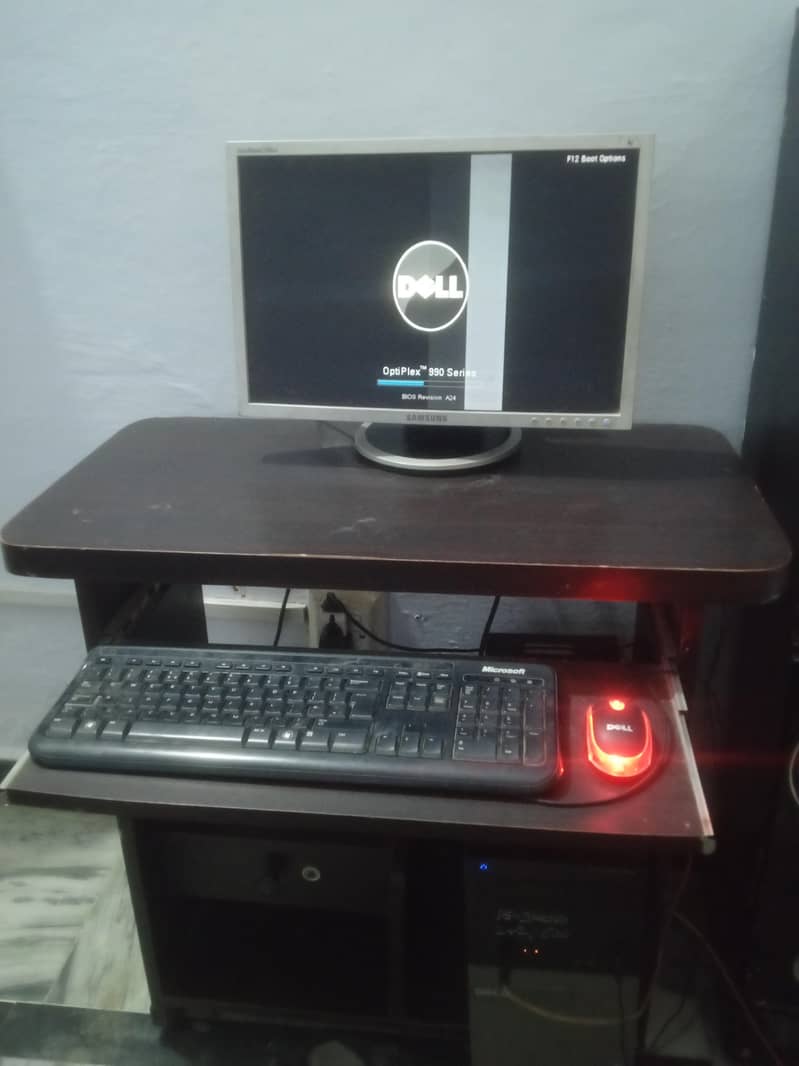 computer with table with speaker 3