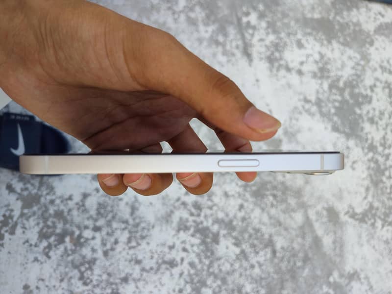 Apple iPhone 13 8