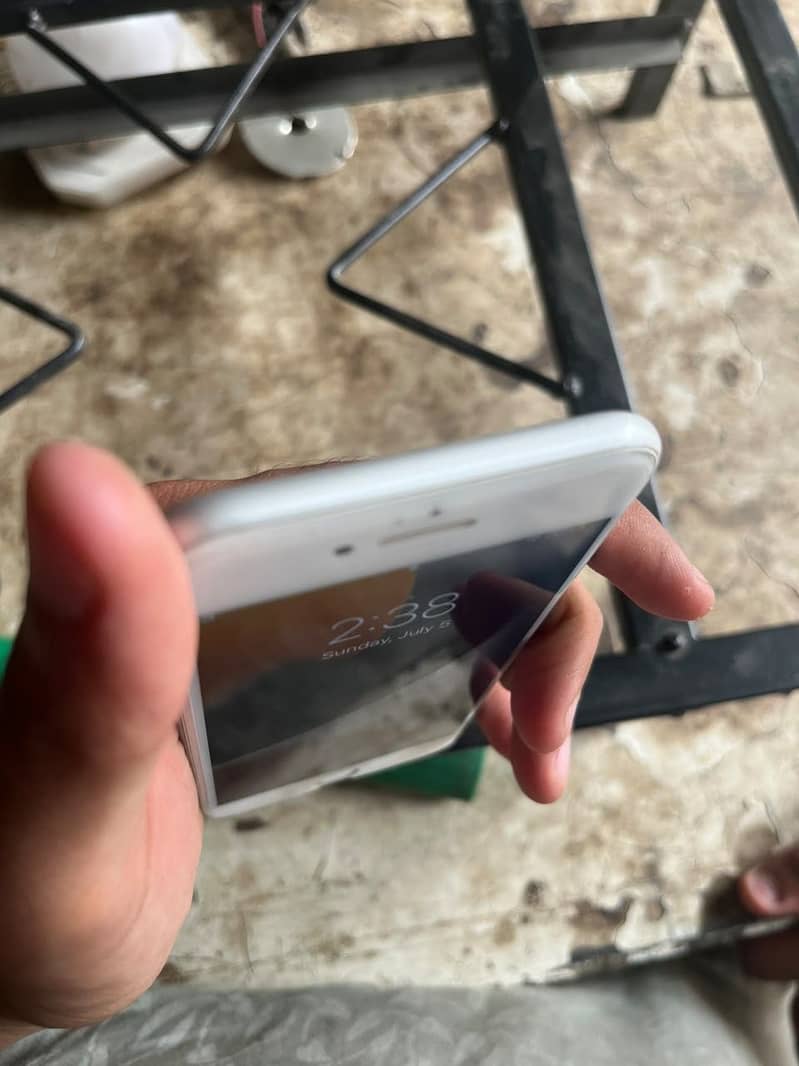Apple iPhone 7 3