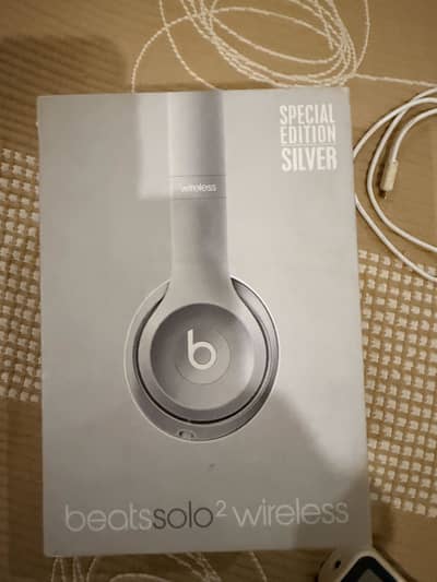 Beats Solo Wireless Special edition silver with box and accessories