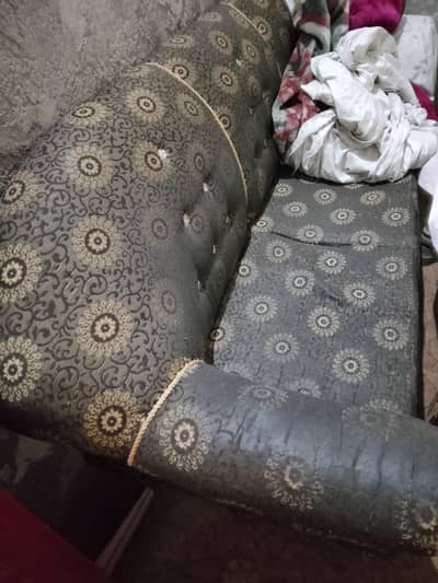 sofa set 5  3+1+1 in good condition