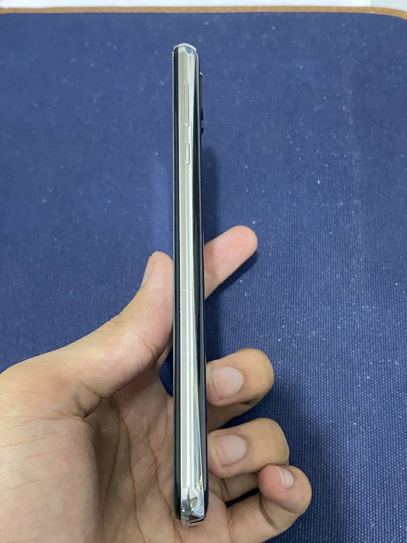 Sharp Aquos R2 4