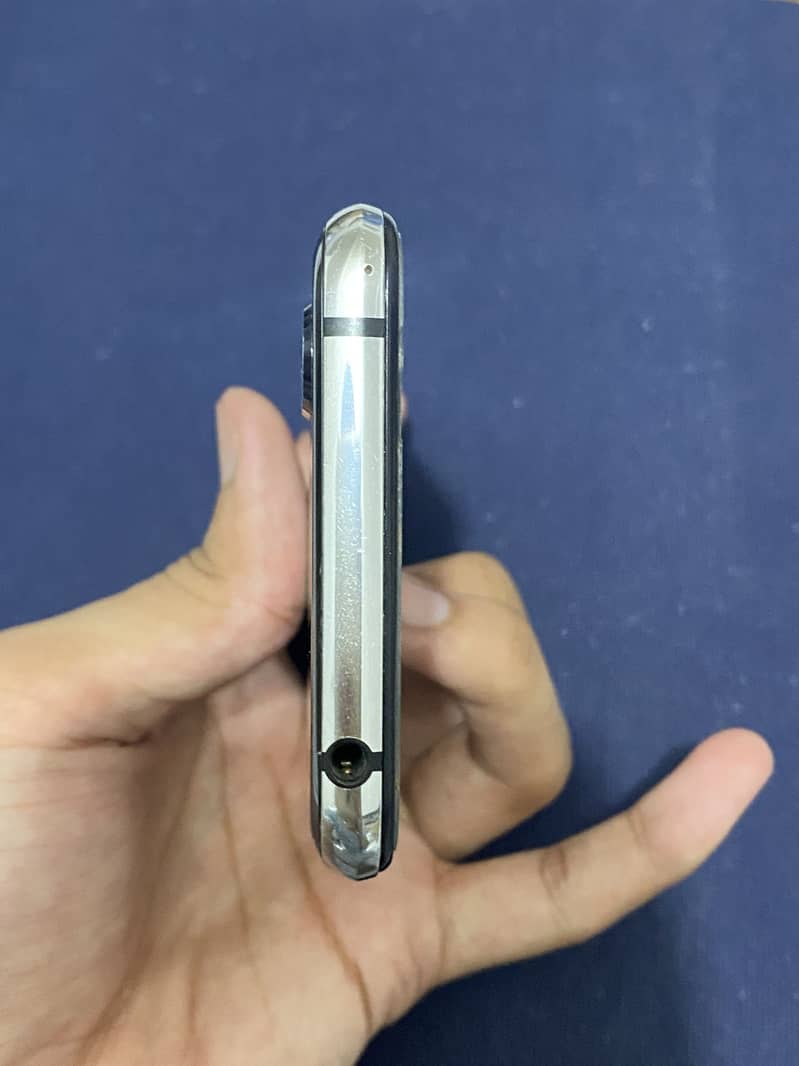 Sharp Aquos R2 5