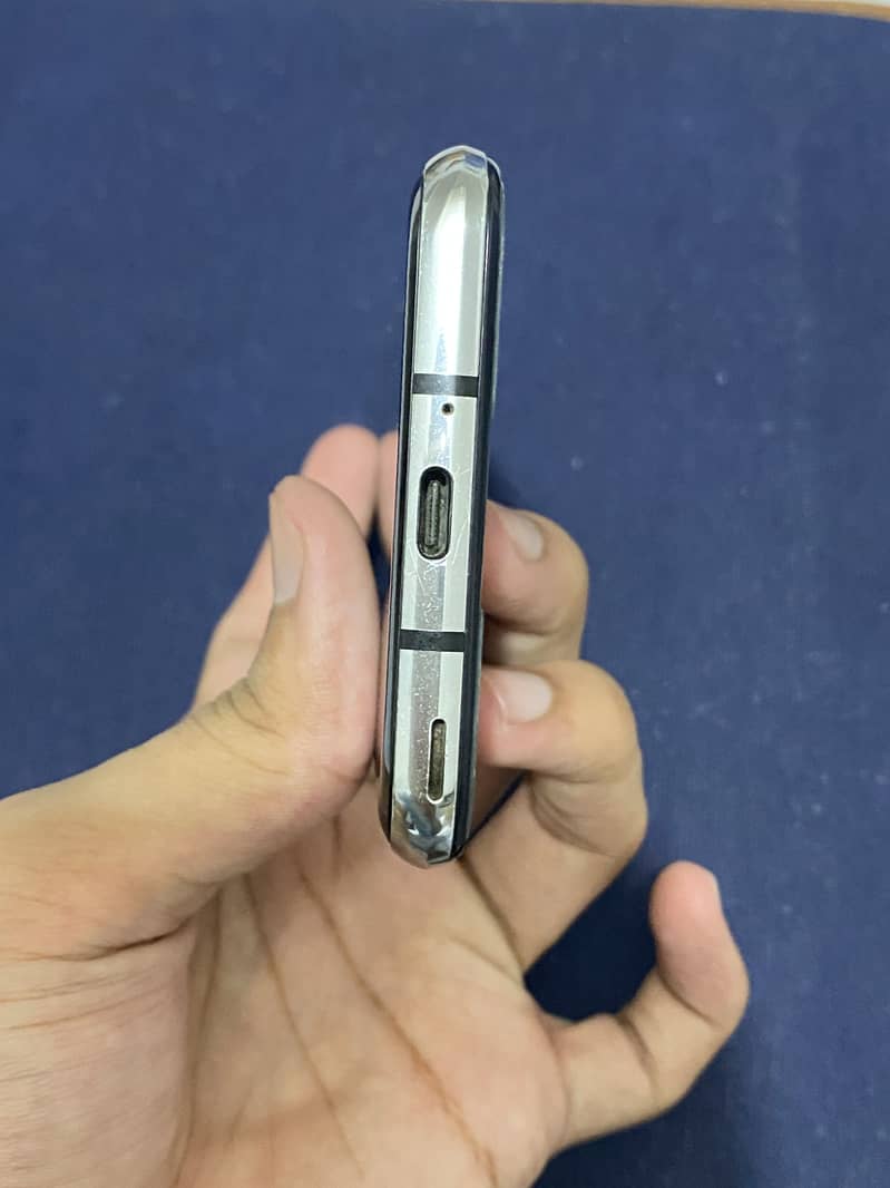 Sharp Aquos R2 6