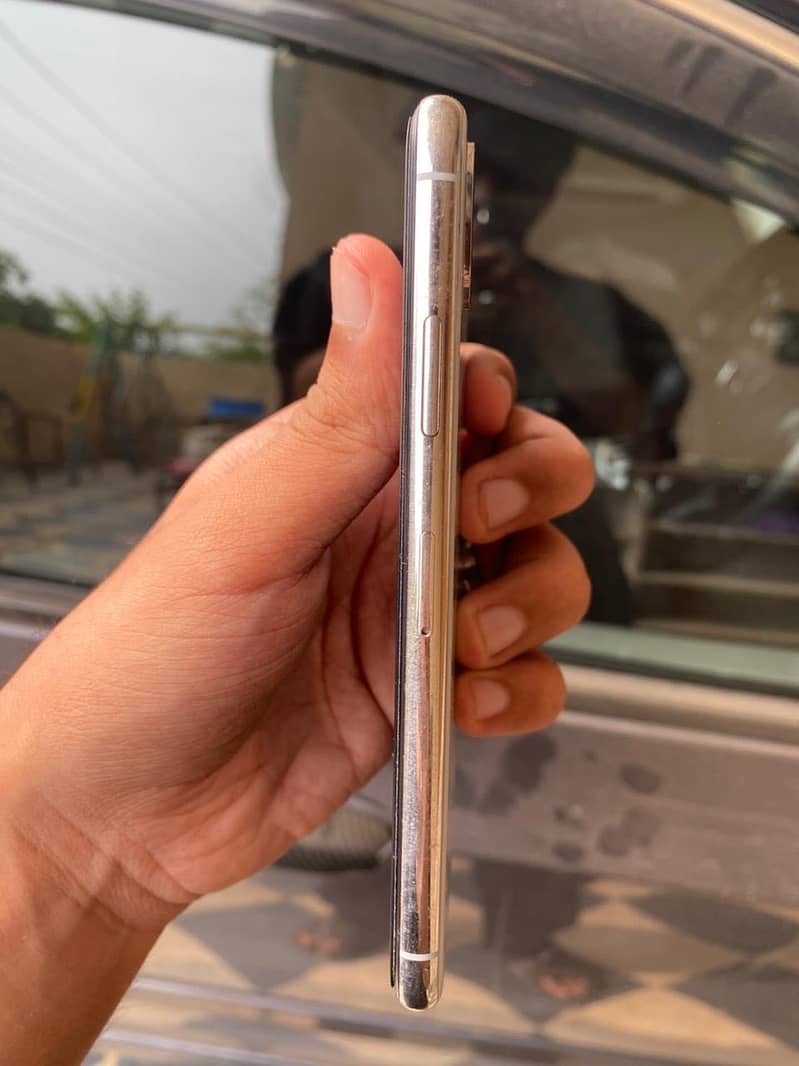 Apple iPhone X 4