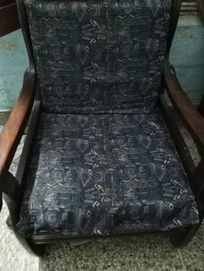 i wana sell wooden sofa set