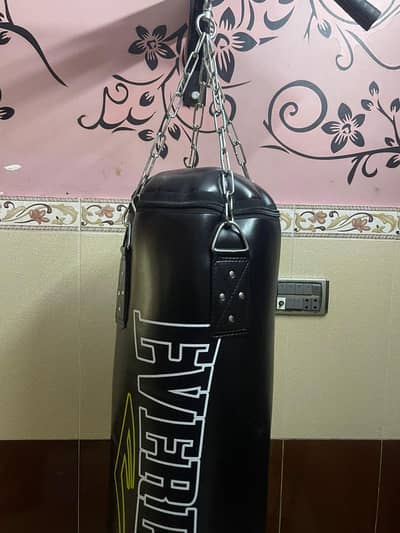 4ft heavy duty punching bag with free hand wraps for first 10 customer