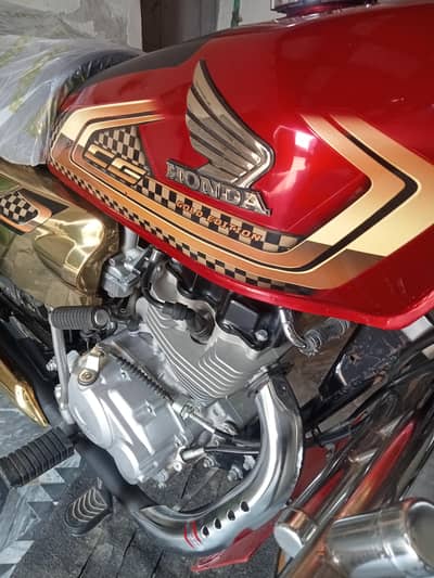Honda 125 24/25 model Gold edition total genuine lush condition 10/10