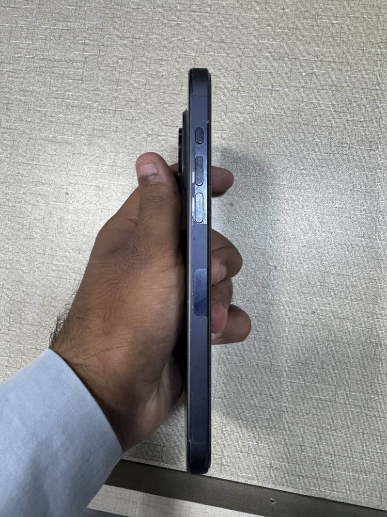 iPhone 15 Pro Max 4