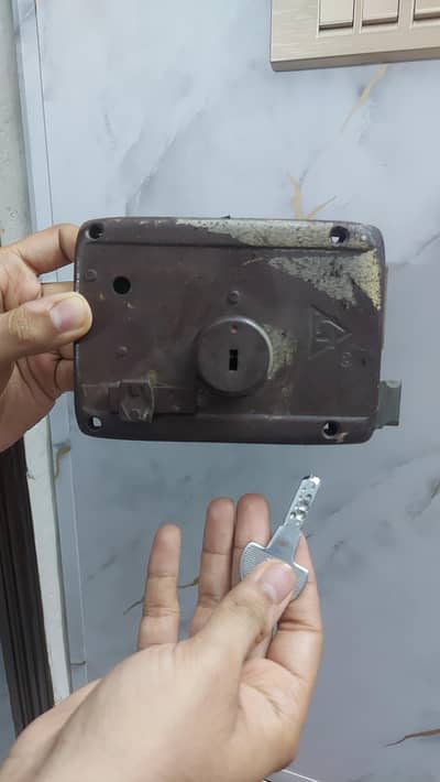 Main Gate Lock with 1 key Used , 1000Rs