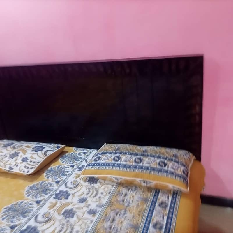 King size bed 0