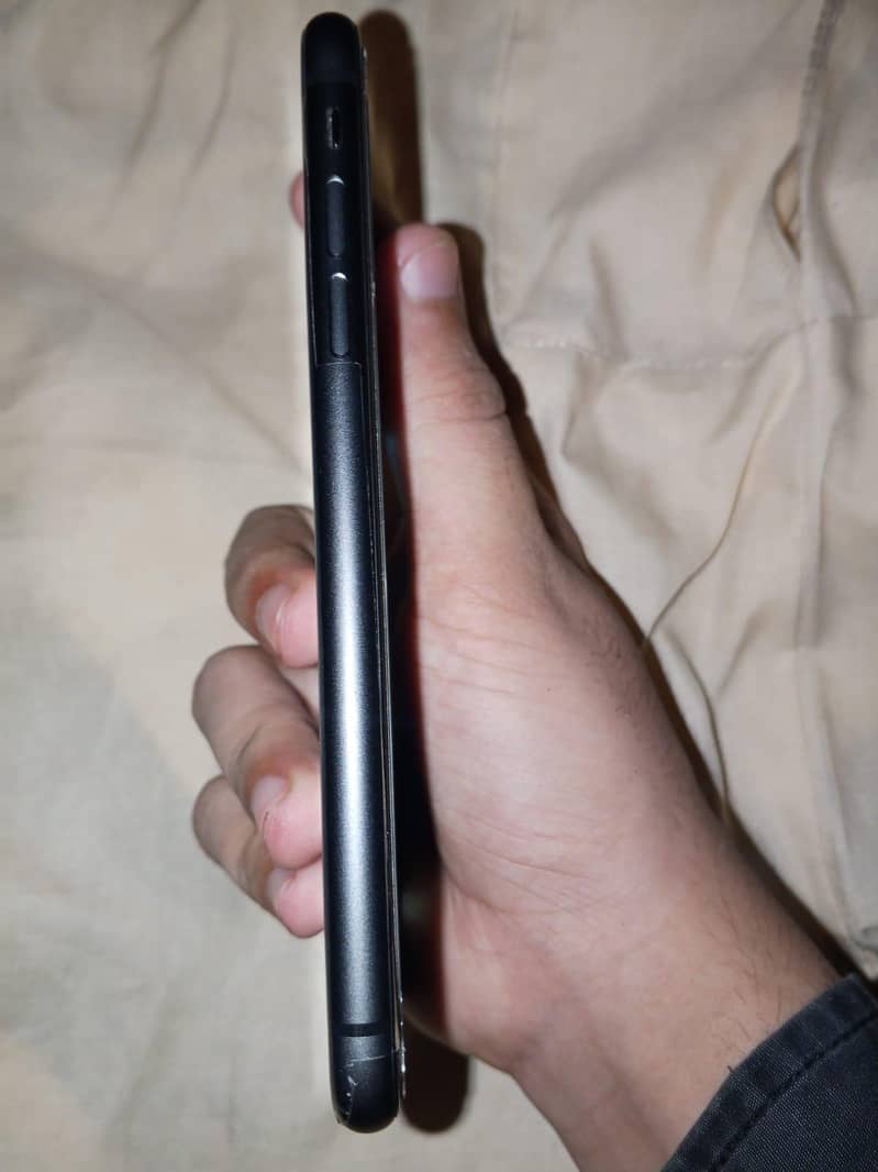 Apple iPhone 11 4