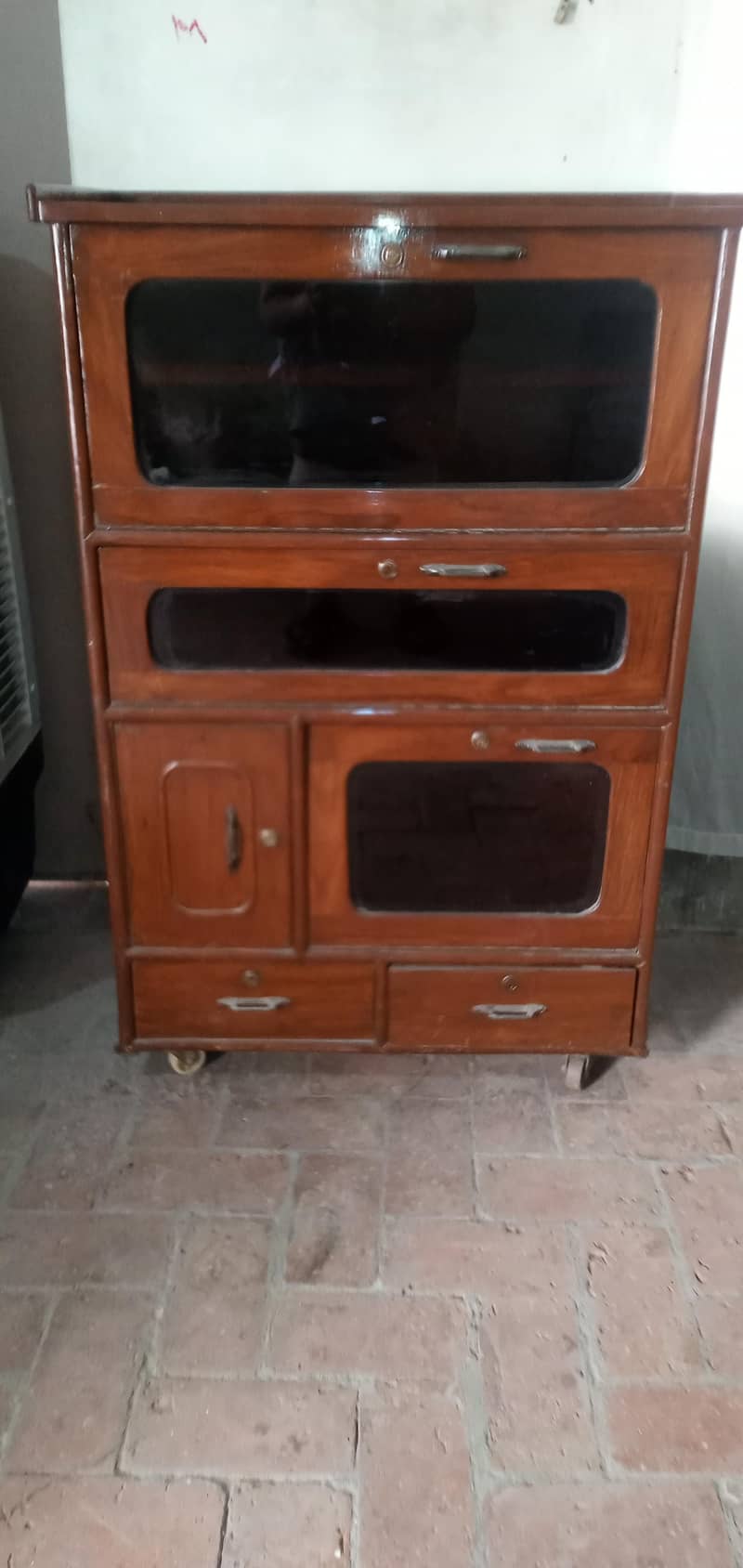 Computer & LCD trolley Showcase 1