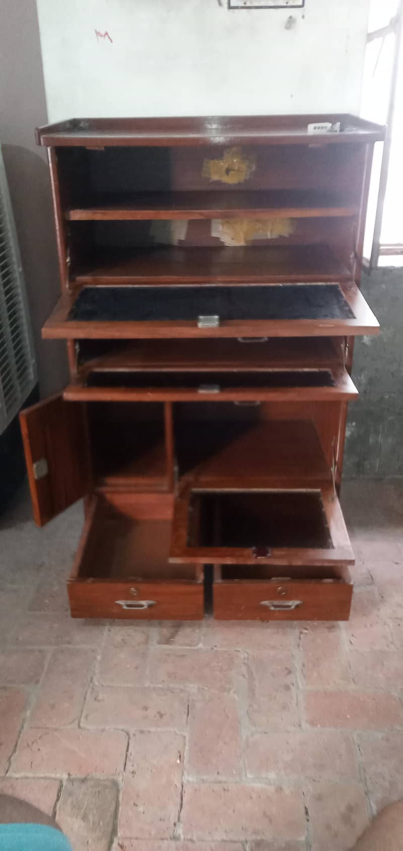 Computer & LCD trolley Showcase 3
