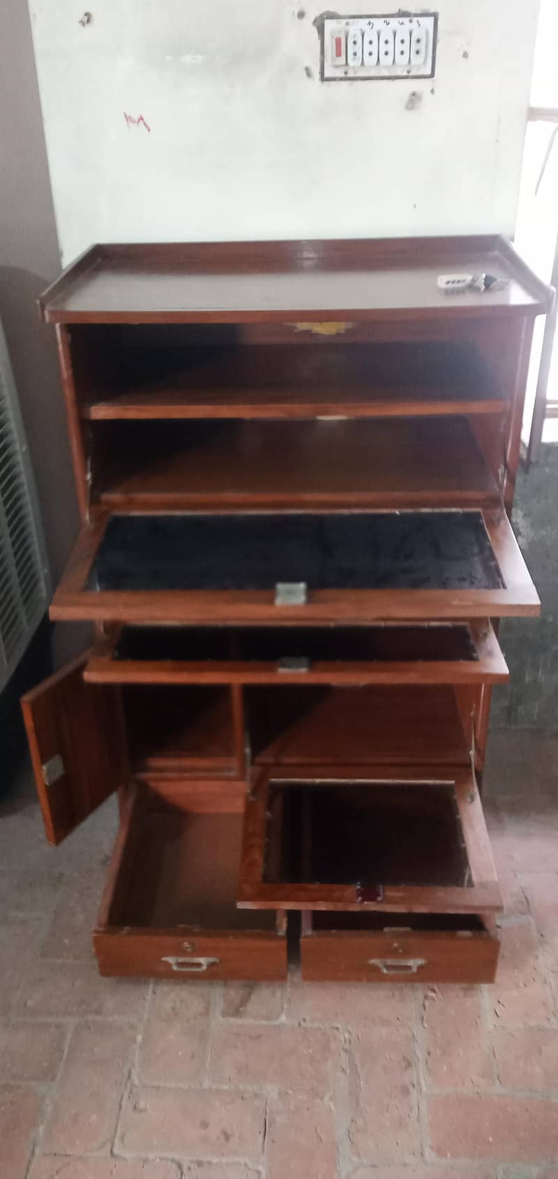 Computer & LCD trolley Showcase 4