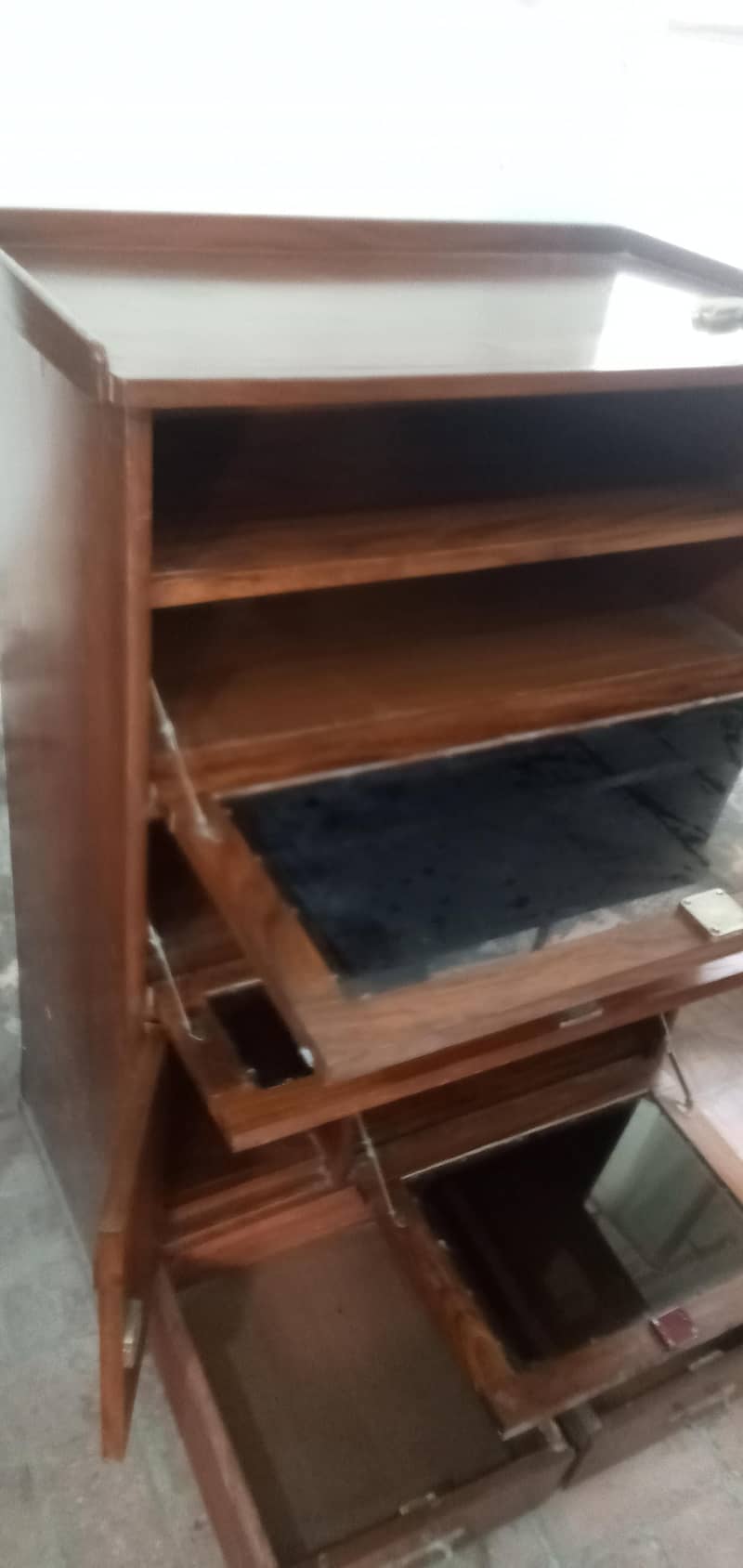 Computer & LCD trolley Showcase 7