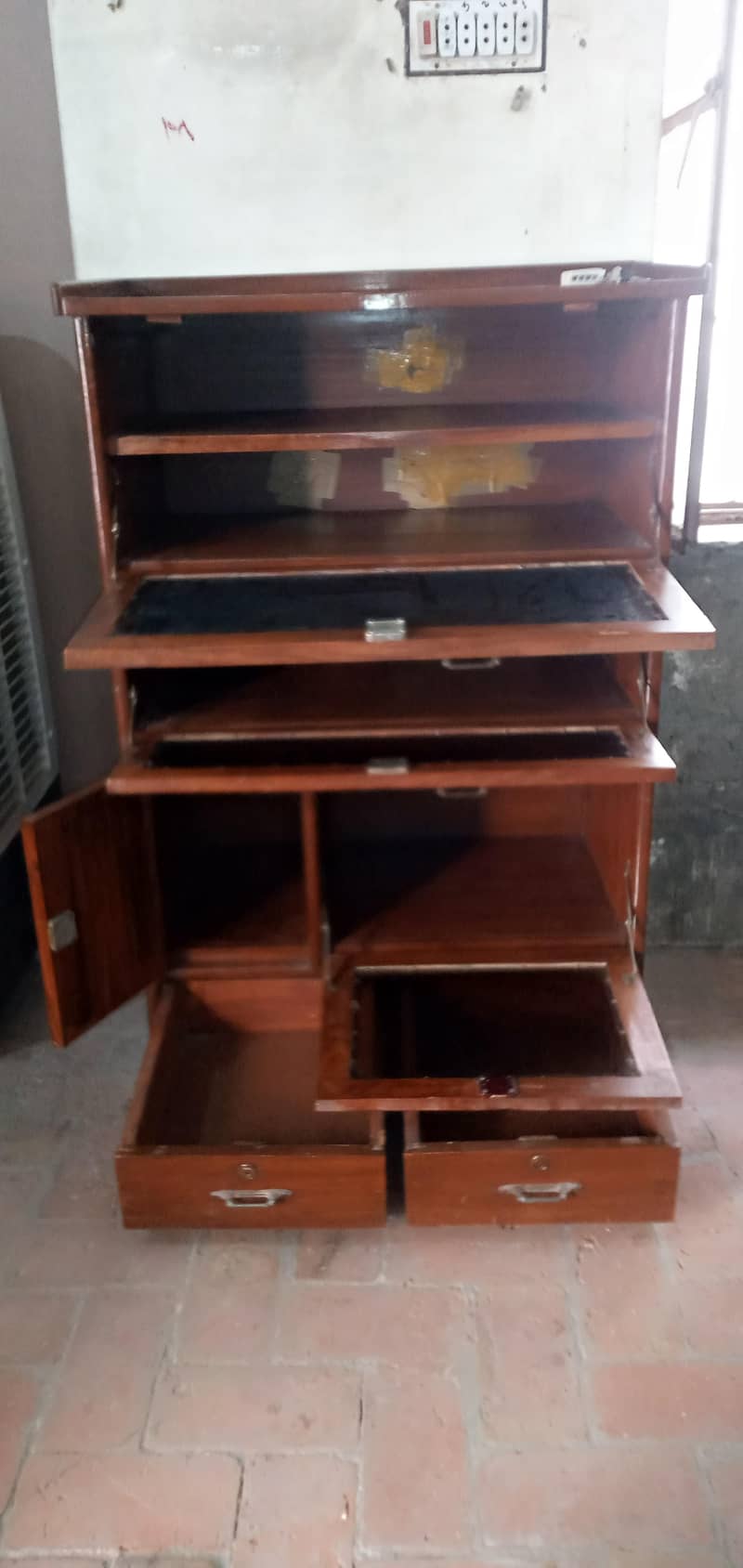 Computer & LCD trolley Showcase 8