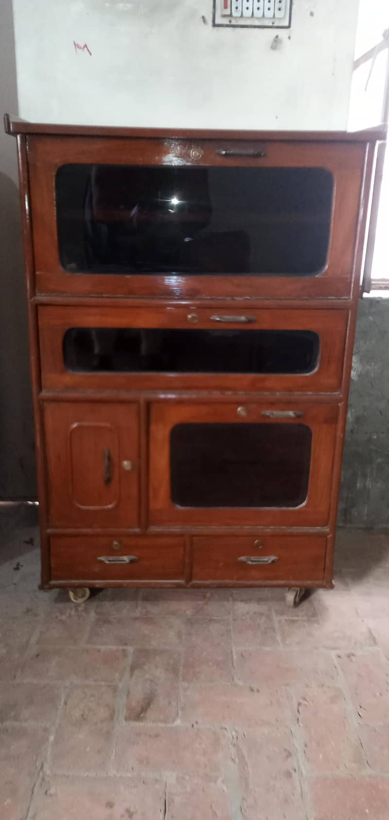 Computer & LCD trolley Showcase 11