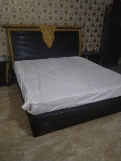 it's heavy weight wooden bed set brand new condition