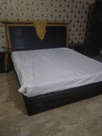 it's heavy weight pure wooden bed set sale in Johar town lahore