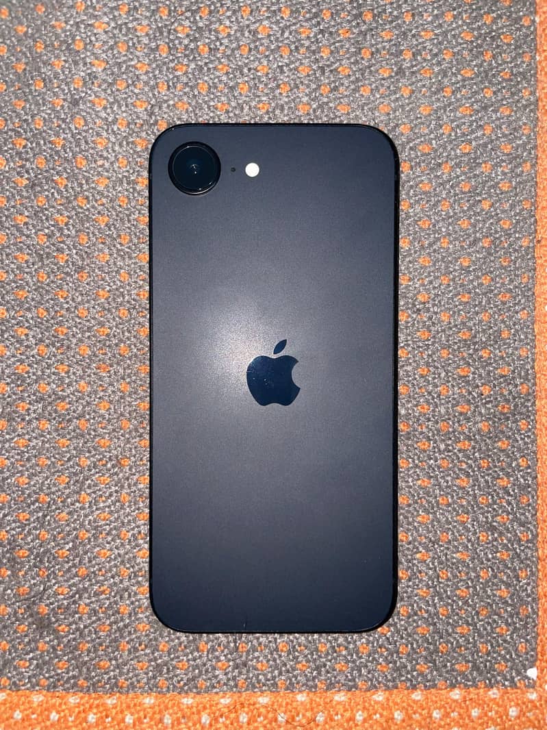 Apple iPhone 16e 0
