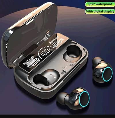 Black Bluetooth Earbuds charging case ke sath.