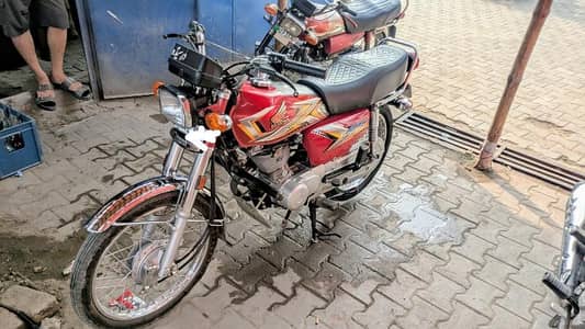 selling 2025 honda 125 bike red colour 10/10 condition