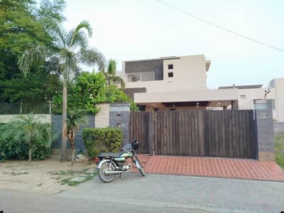 1 KANAL ELEGANT AND FULLY MAINTAINED SUPER HOT LOCATED BUNGALOW IS AVAILABLE IN THE BEST BLOCK OF DHA LAHORE