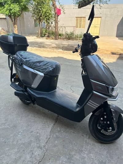 Revoo electric scooty for sale. . model 2026