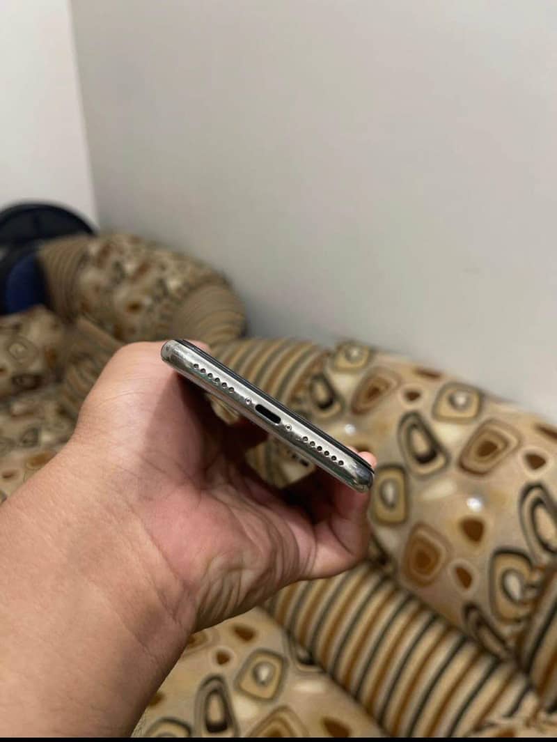 Apple iPhone X 4