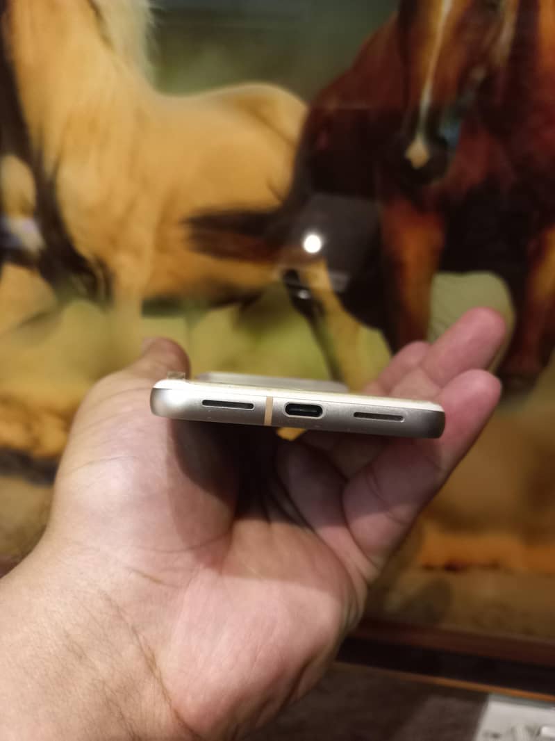 Google Pixel 8 4