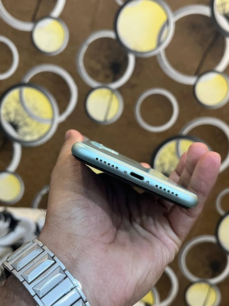 Apple iPhone 11 4