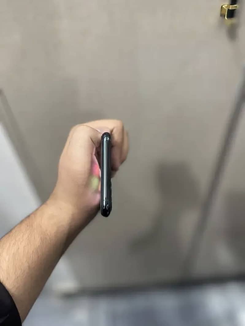 Apple iPhone 11 Pro Max 4